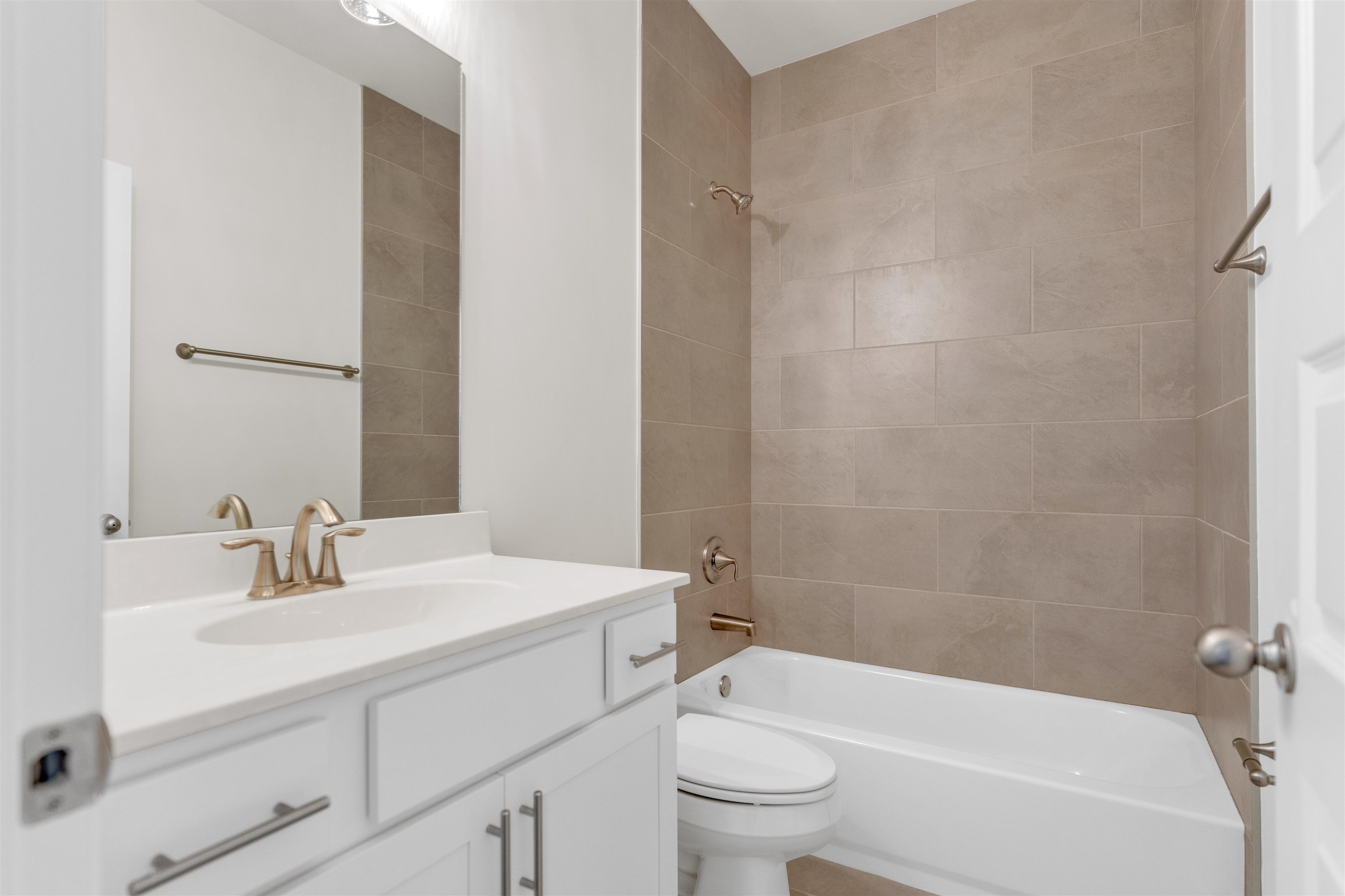 395 Centerline Roper Loop Byhalia, MS 38611 - Photo 12 of 23 a bathroom with a sink toilet and bathtub