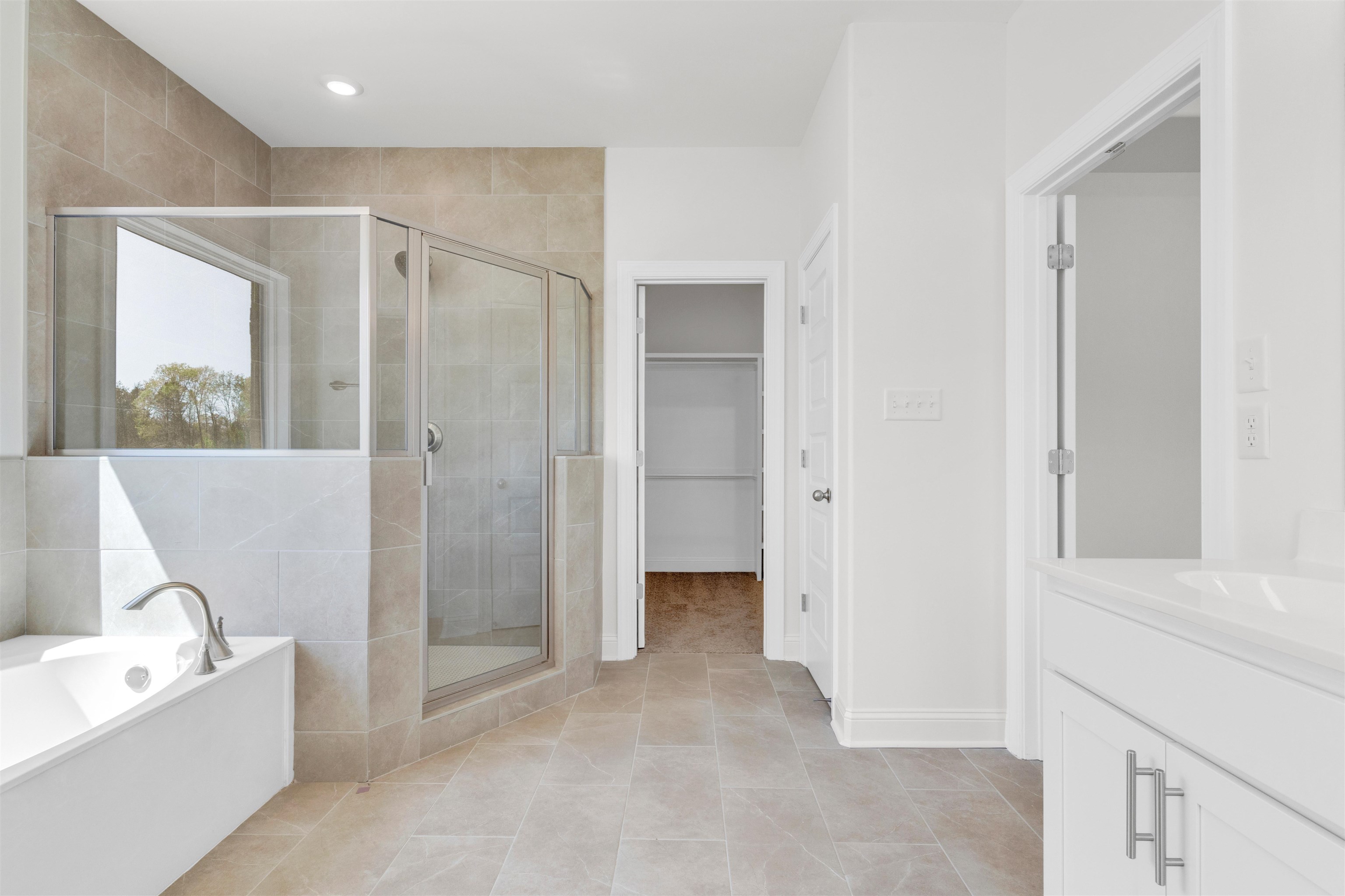 395 Centerline Roper Loop Byhalia, MS 38611 - Photo 17 of 23 a bathroom with a bathtub and a sink