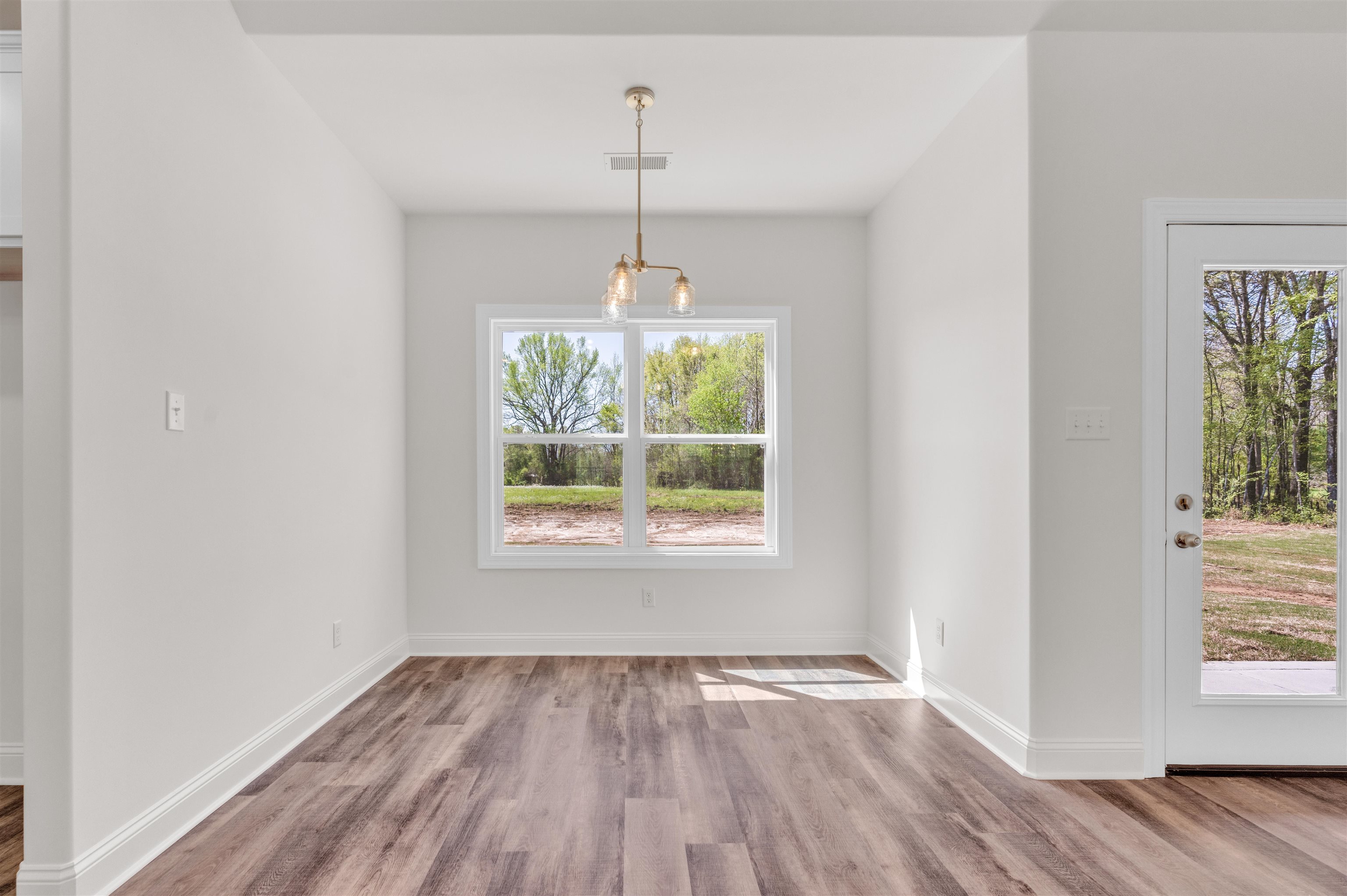 395 Centerline Roper Loop Byhalia, MS 38611 - Photo 8 of 23 an empty room that has a window in it