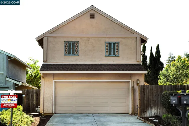 a view of backyard of the house