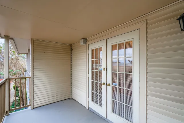 a view of empty room with windows