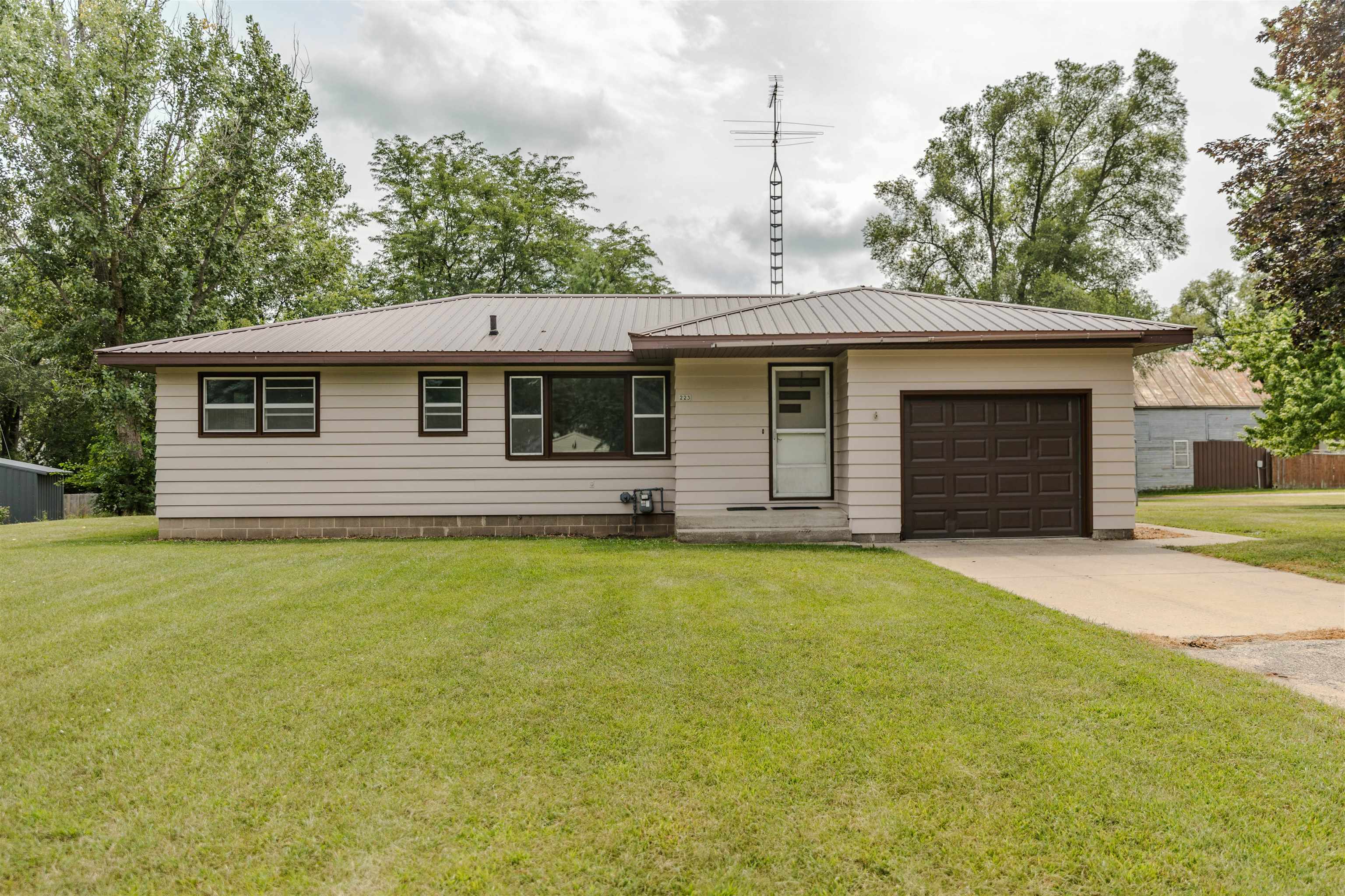 223 East Vallete Road Oxford, WI 53952 - Photo 1 of 1 Gallery Image 1