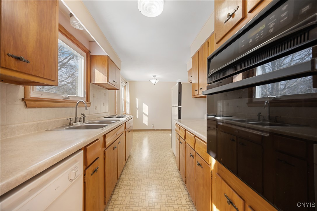 7297 Greenbriar Road Cicero, NY 13212 - Photo 11 of 35