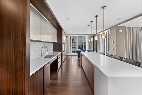 $1,660,000 | 133 Seaport Boulevard, Unit U1017, Boston, MA 02210