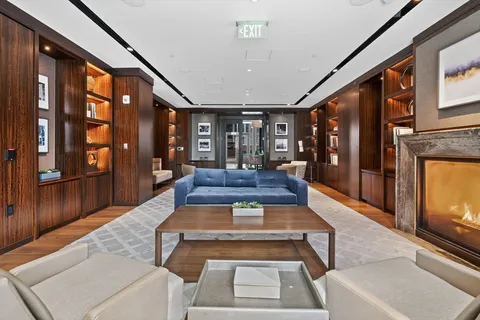 $1,660,000 | 133 Seaport Boulevard, Unit U1017, Boston, MA 02210