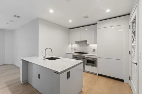 $1,660,000 | 133 Seaport Boulevard, Unit U1017, Boston, MA 02210