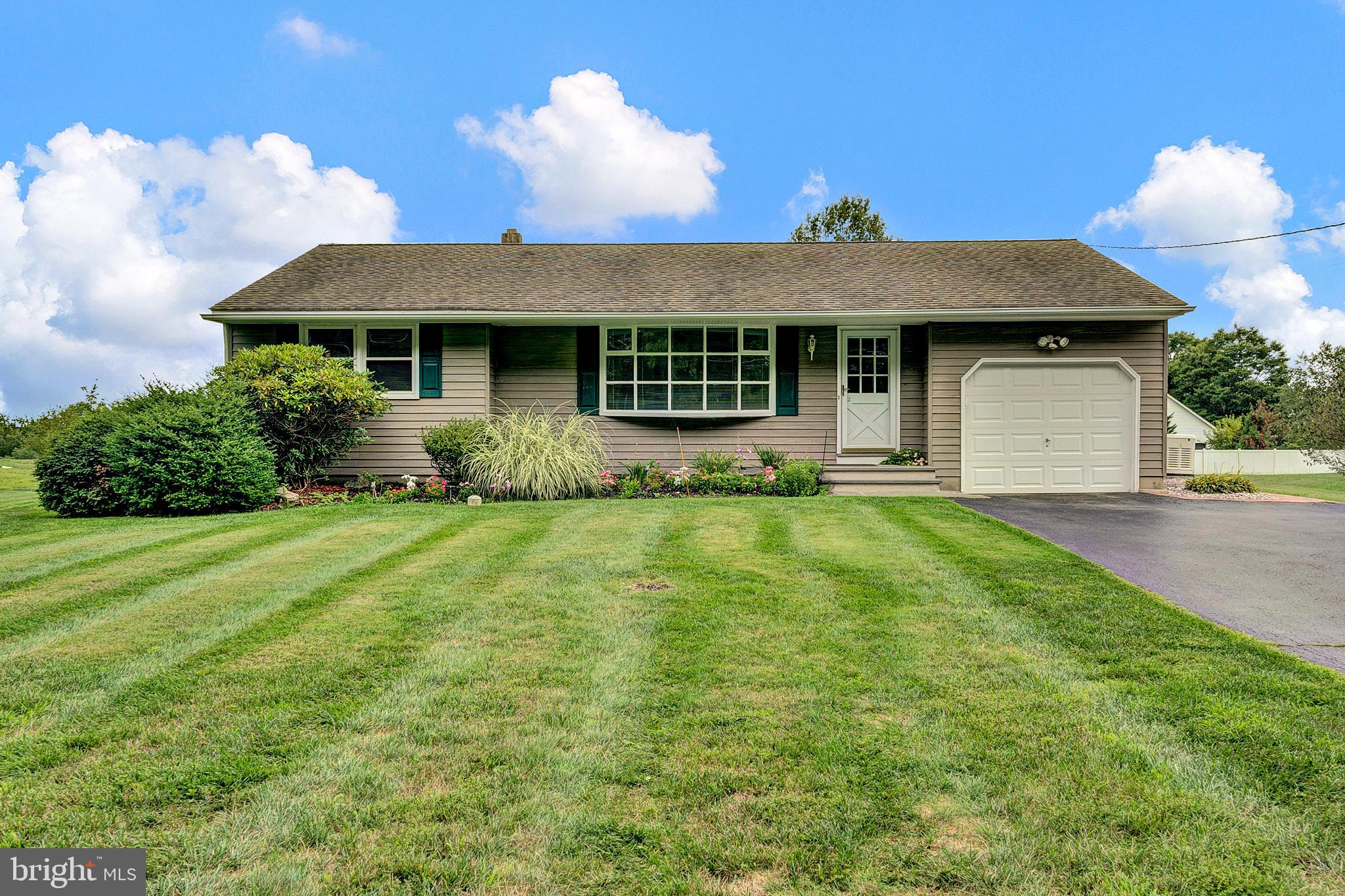 86 Woosamonsa Road Pennington, NJ 08534 - Photo 2 of 57