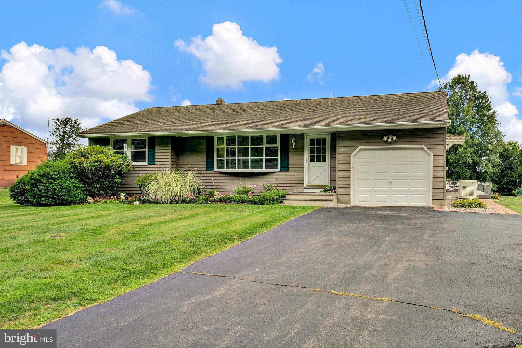 86 Woosamonsa Road Pennington, NJ 08534 - Photo 3 of 57