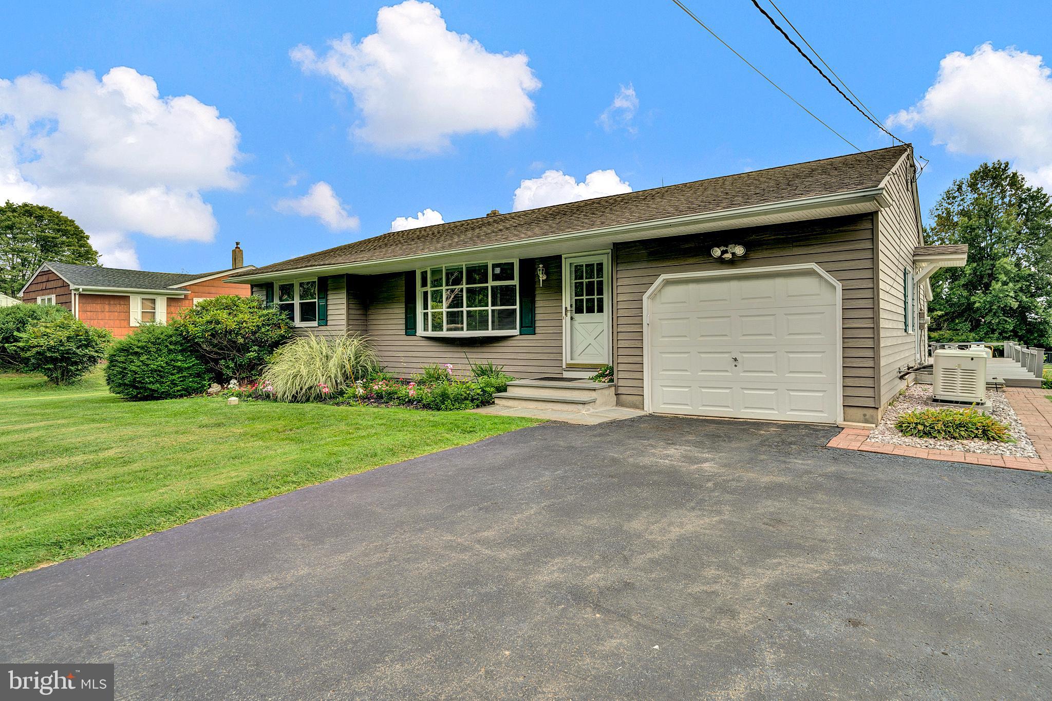 86 Woosamonsa Road Pennington, NJ 08534 - Photo 4 of 57