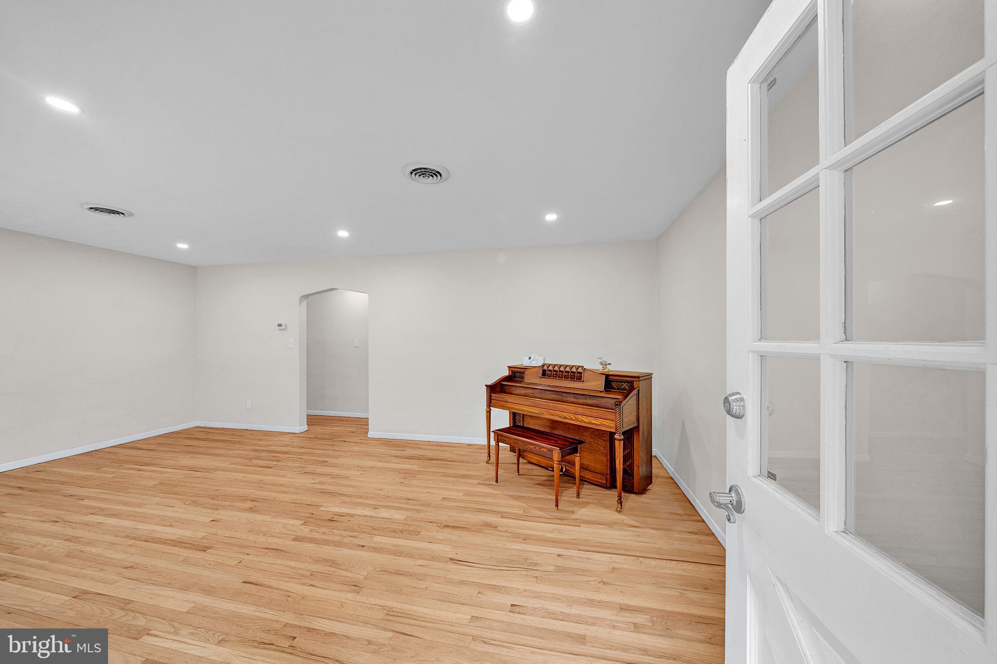 86 Woosamonsa Road Pennington, NJ 08534 - Photo 5 of 57