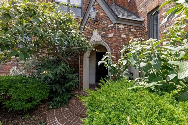 $185,000 | 700 West 48th Street, Unit 206, Kansas City, MO 64112
