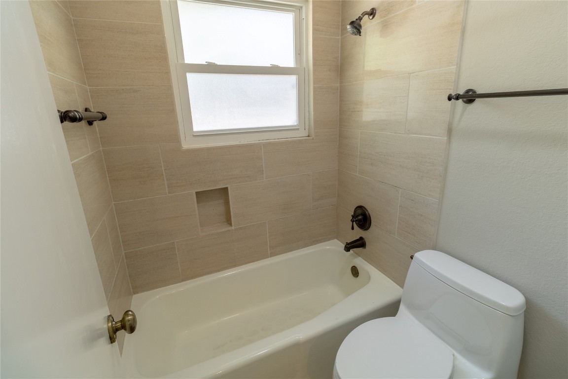 5839 Secrest Drive Austin, TX 78759 - Photo 17 of 34 Full bathroom with toilet and shower / tub combination