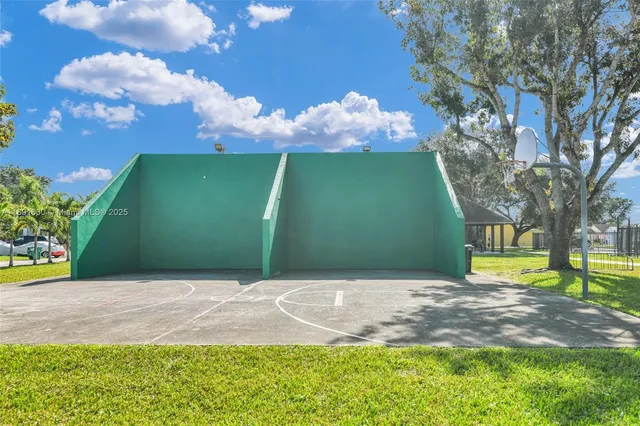 a view of a yard with an tree