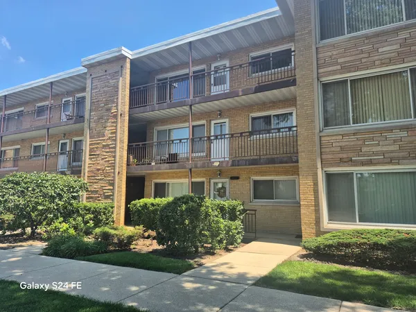 $1,800 | 4921 North Harlem Avenue, Unit 3, Chicago, IL 60656