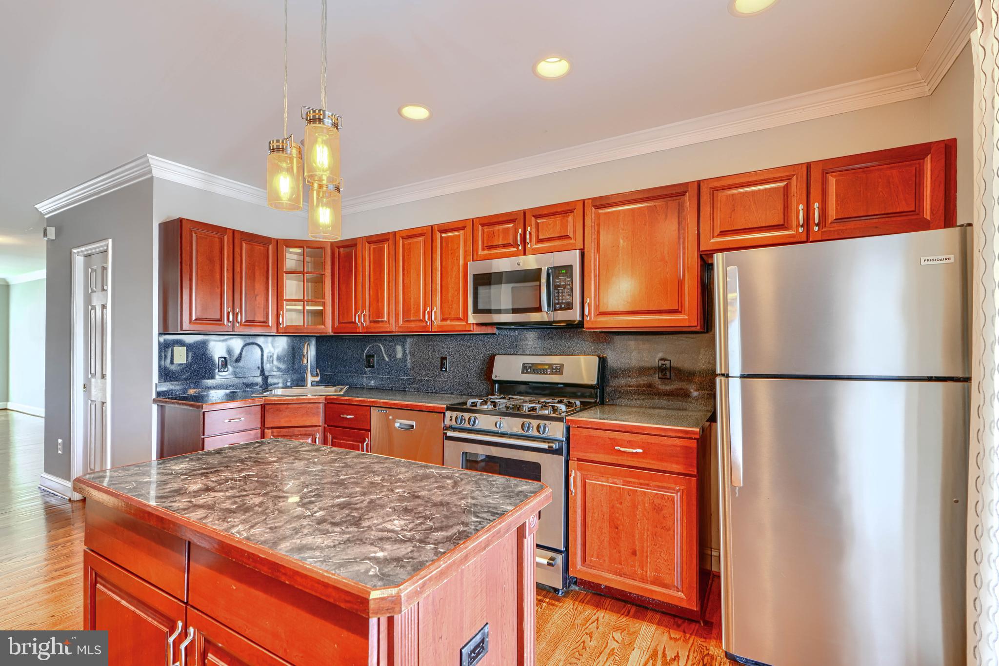 612 South Clinton Street Baltimore, MD 21224 - Photo 12 of 39 Gas cooking