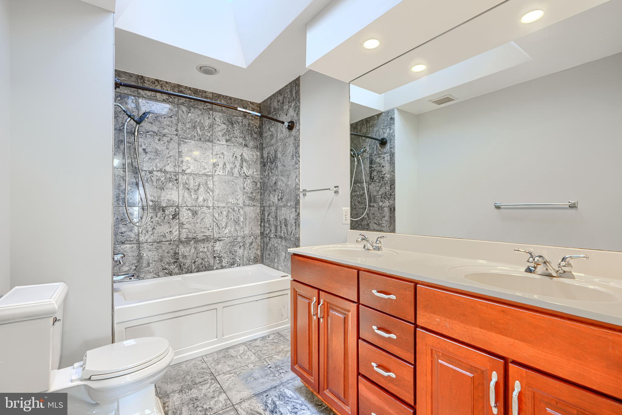 612 South Clinton Street Baltimore, MD 21224 - Photo 18 of 39 Attached master bath