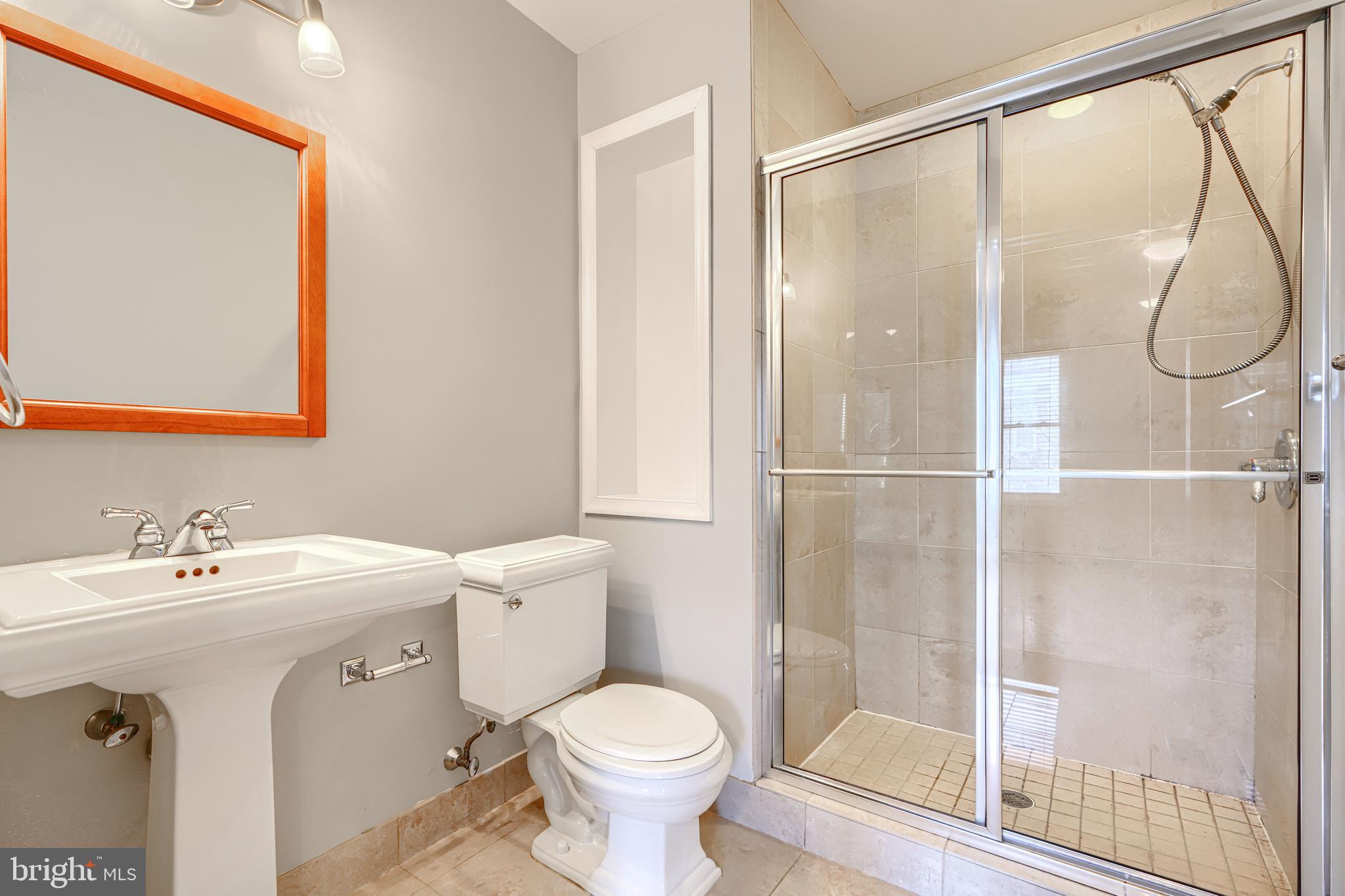 612 South Clinton Street Baltimore, MD 21224 - Photo 25 of 39 Jack & Jill full bath off front bedroom