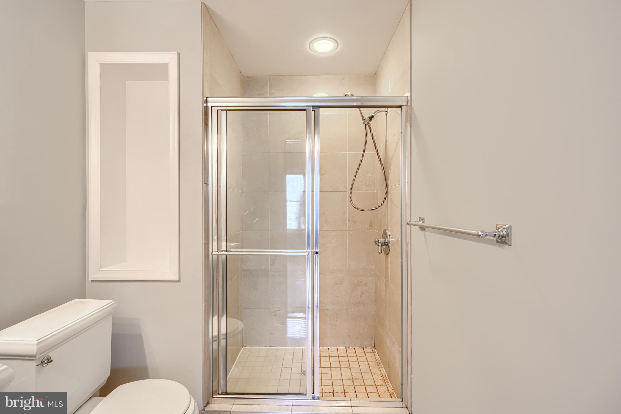 612 South Clinton Street Baltimore, MD 21224 - Photo 26 of 39 Walk-in shower stall