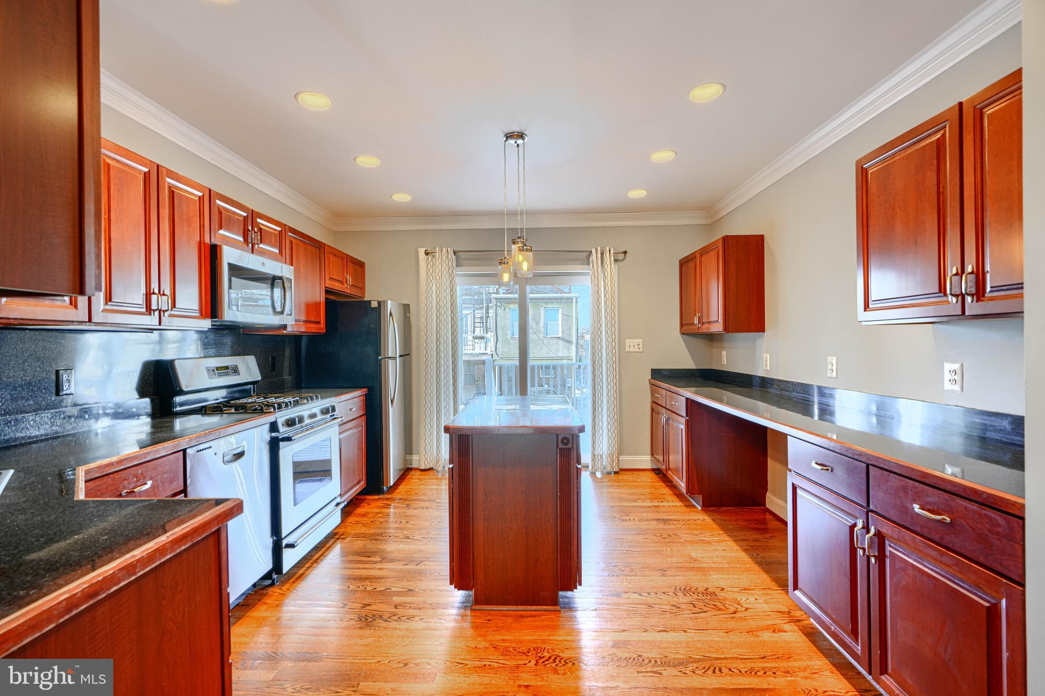 612 South Clinton Street Baltimore, MD 21224 - Photo 7 of 39 Very large kitchen