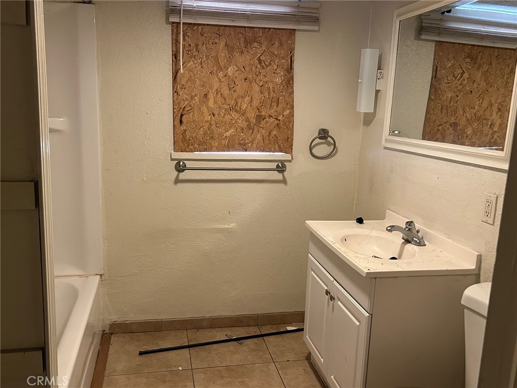 1406 West 7th Street Chico, CA 95928 - Photo 9 of 15 a bathroom with a sink and a mirror