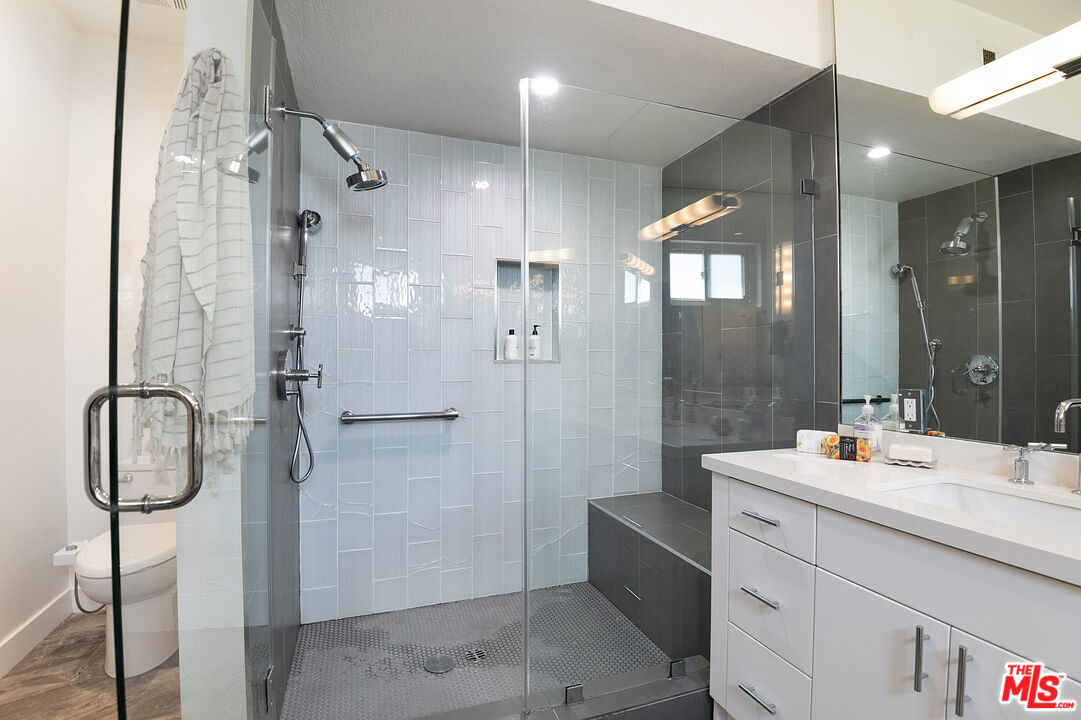 166 South Hayworth Avenue, Unit 201 Los Angeles, CA 90048 - Photo 14 of 20