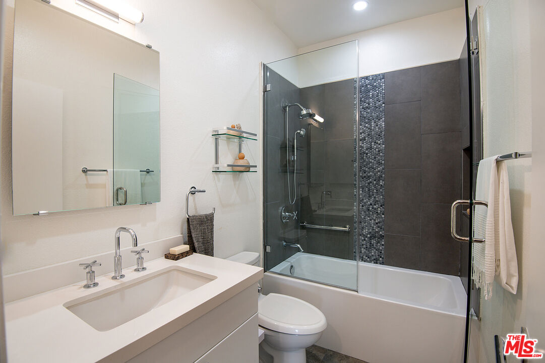 166 South Hayworth Avenue, Unit 201 Los Angeles, CA 90048 - Photo 17 of 20