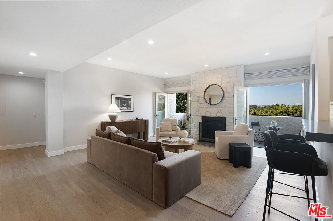 166 South Hayworth Avenue, Unit 201 Los Angeles, CA 90048 - Photo 3 of 20