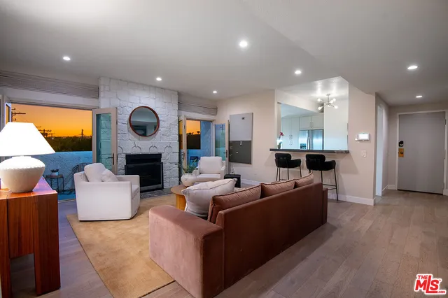 $1,395,000 | 166 South Hayworth Avenue, Unit 201, Los Angeles, CA 90048