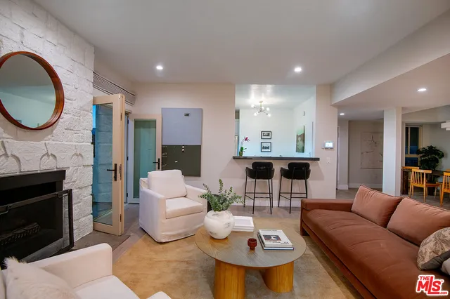 $1,395,000 | 166 South Hayworth Avenue, Unit 201, Los Angeles, CA 90048