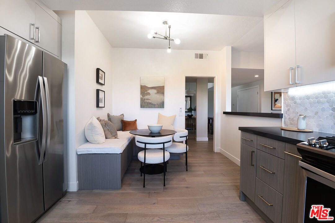 166 South Hayworth Avenue, Unit 201 Los Angeles, CA 90048 - Photo 8 of 20