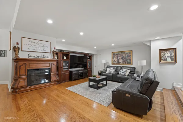 $794,000 | N632 North Gables Boulevard, Wheaton, IL 60187