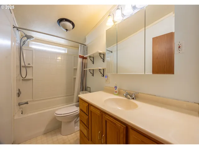 $300,000 | 130 Walter Court, Roseburg, OR 97471