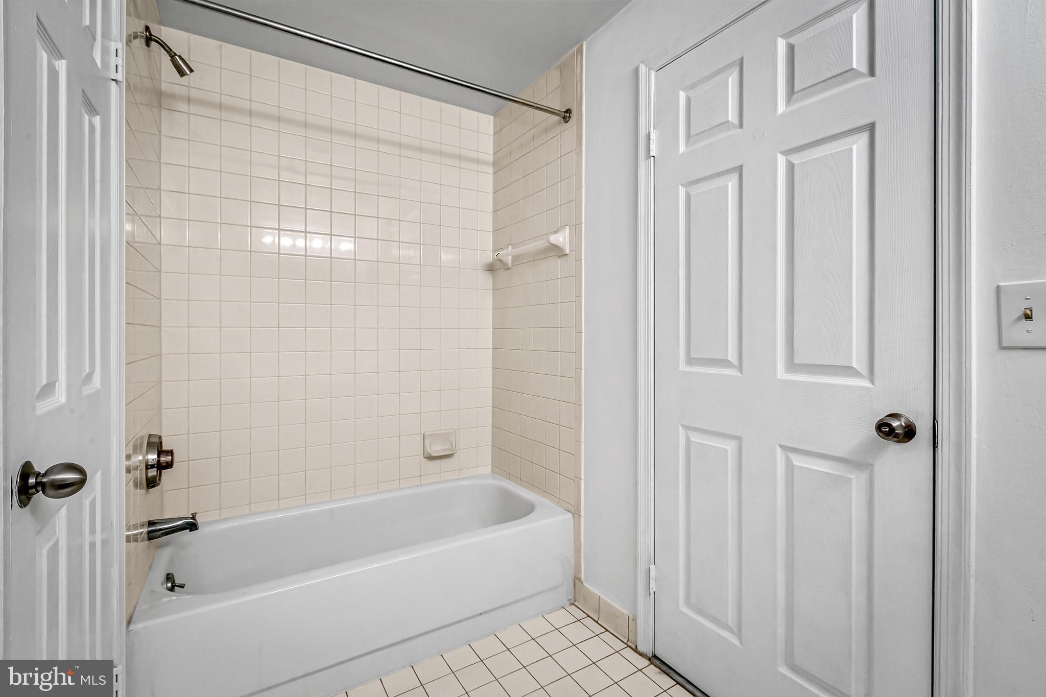 960 Fell Street, Unit 311 Baltimore, MD 21231 - Photo 19 of 59 a bathroom with a bathtub and shower