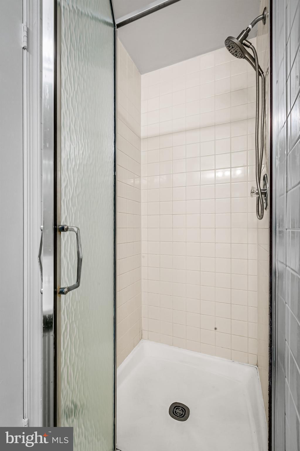 960 Fell Street, Unit 311 Baltimore, MD 21231 - Photo 29 of 59 a bathroom with a tub