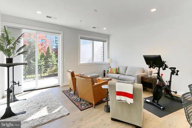 $3,850 | 635 Slaters Lane, Unit G01, Alexandria, VA 22314