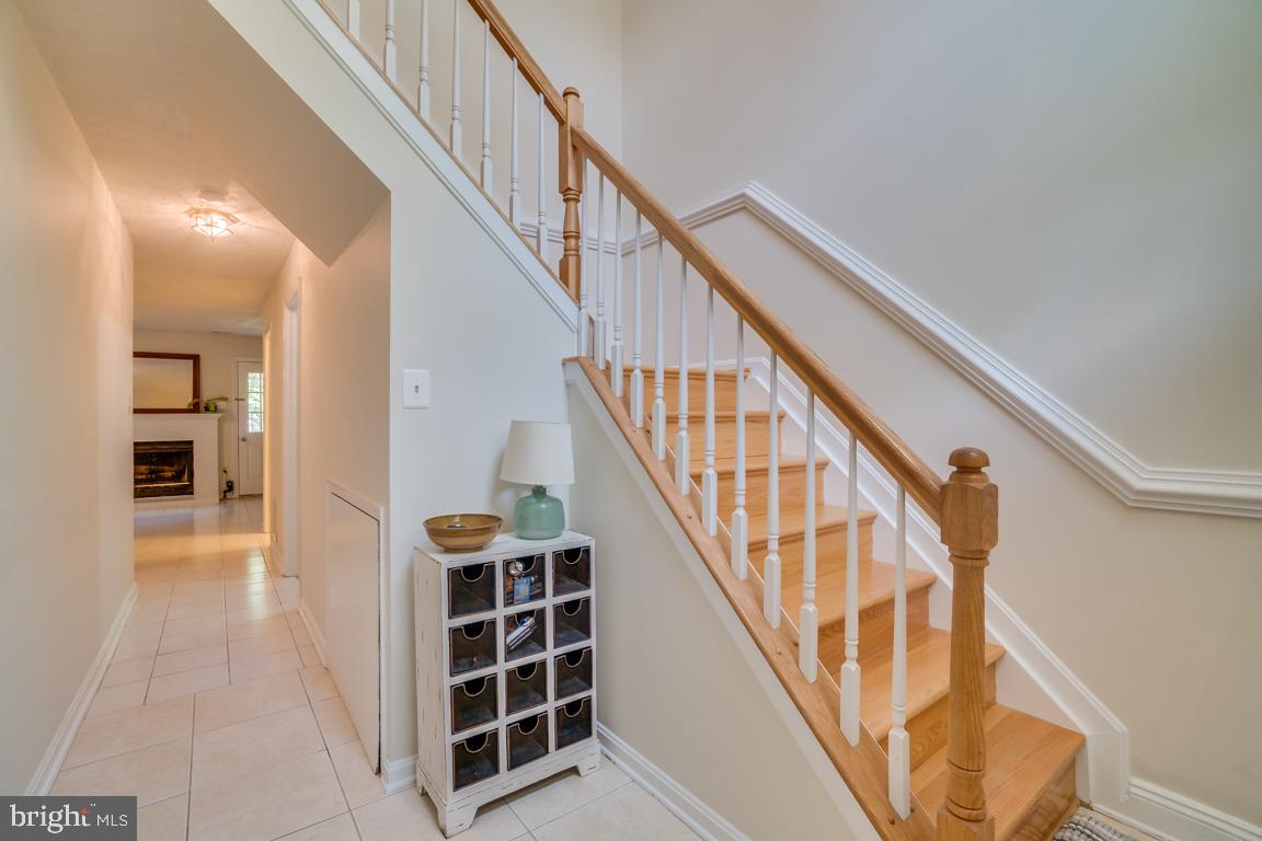 13100 Kidwell Field Road Herndon, VA 20171 - Photo 2 of 46 Foyer with hardwood staircase