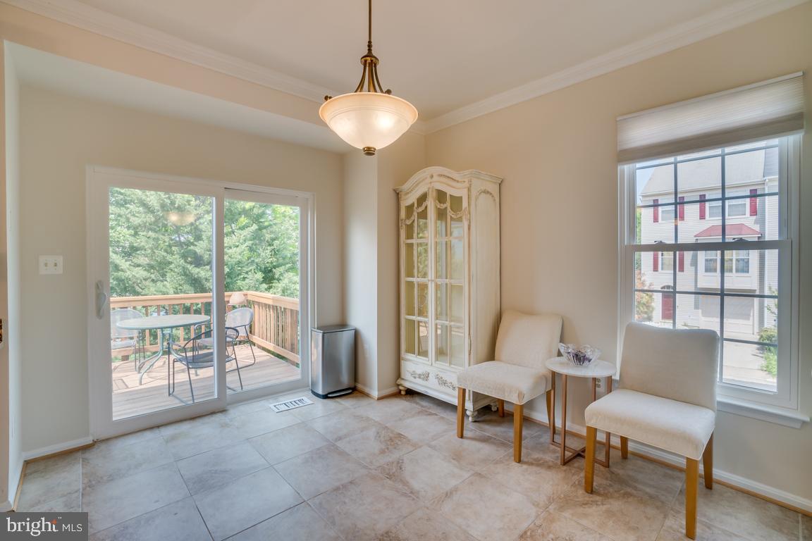 13100 Kidwell Field Road Herndon, VA 20171 - Photo 18 of 46 Separate breakfast room