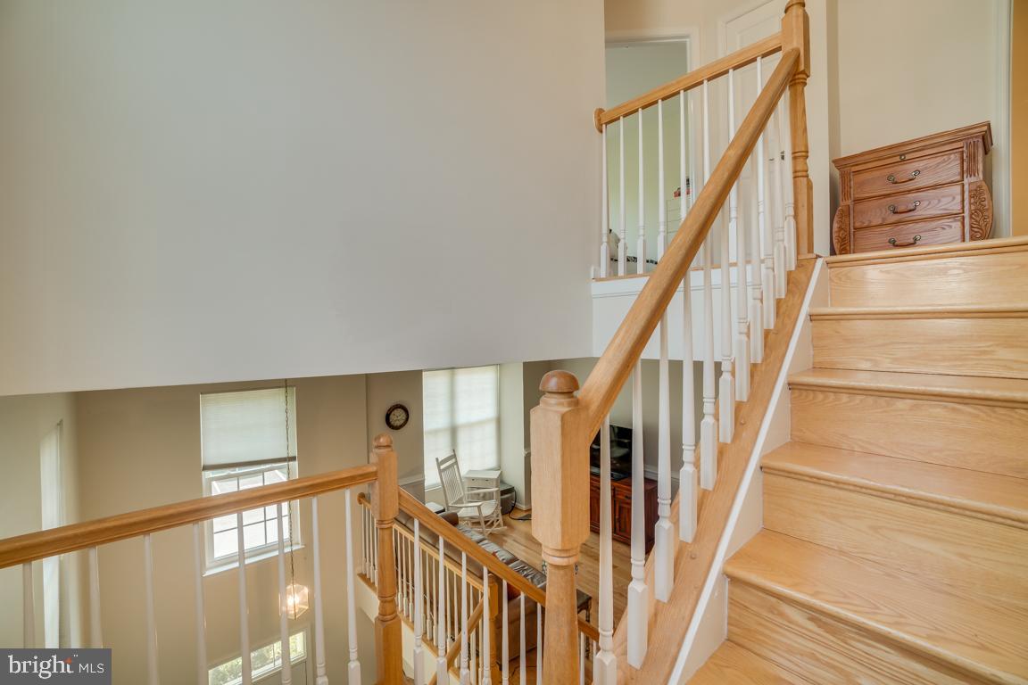 13100 Kidwell Field Road Herndon, VA 20171 - Photo 20 of 46 Second level staircase - hardwood