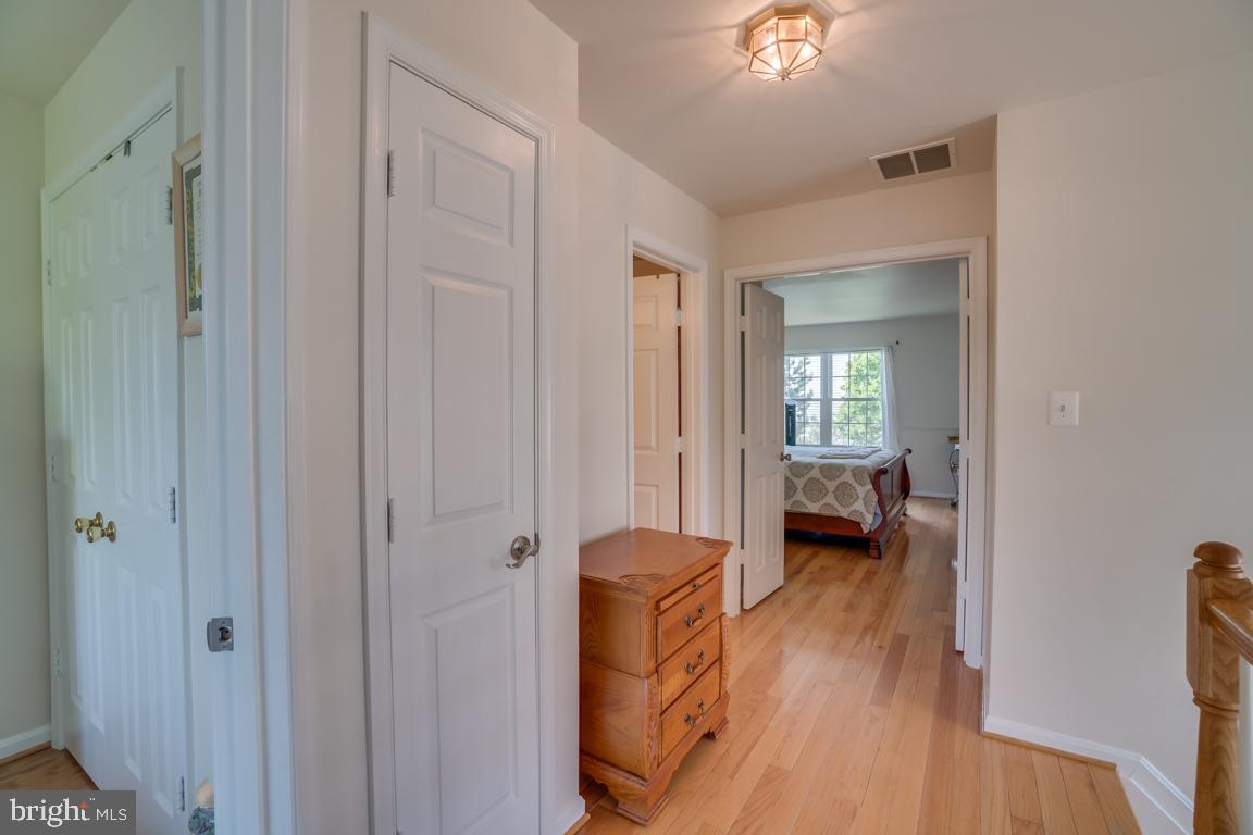 13100 Kidwell Field Road Herndon, VA 20171 - Photo 23 of 46 Upper level hallway