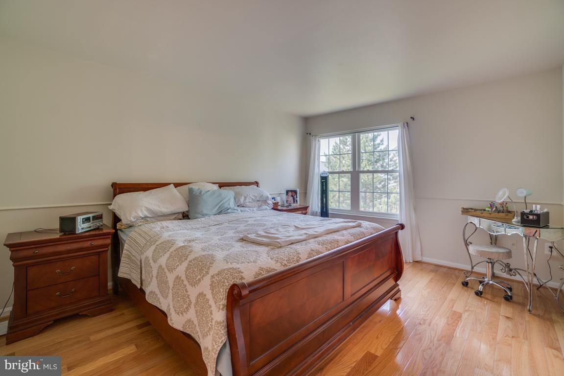13100 Kidwell Field Road Herndon, VA 20171 - Photo 24 of 46 Primary bedroom