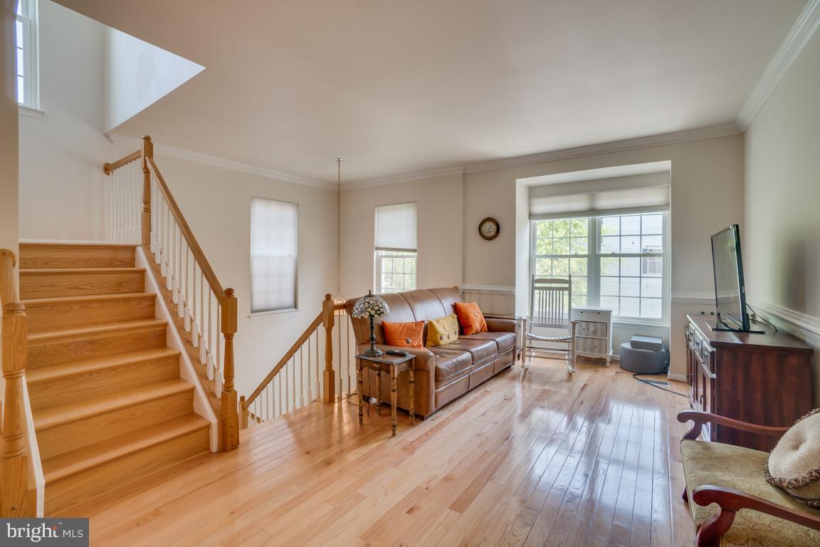 13100 Kidwell Field Road Herndon, VA 20171 - Photo 4 of 46 Main level - all hardwood