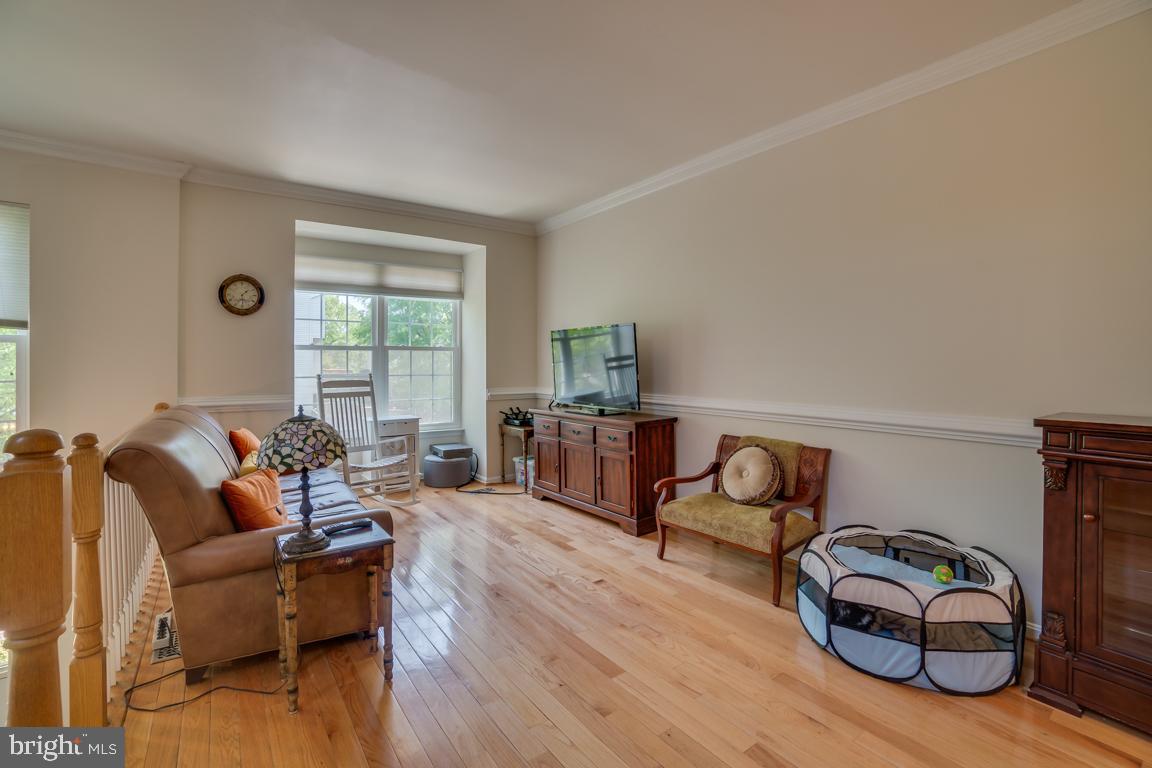 13100 Kidwell Field Road Herndon, VA 20171 - Photo 5 of 46 Living room