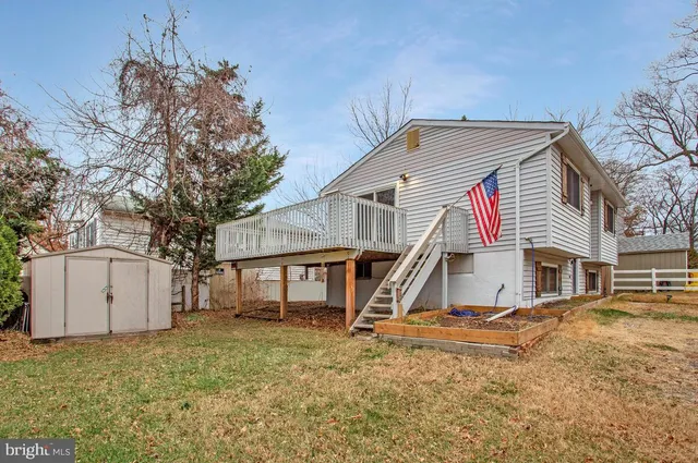 a view of a yard with a house