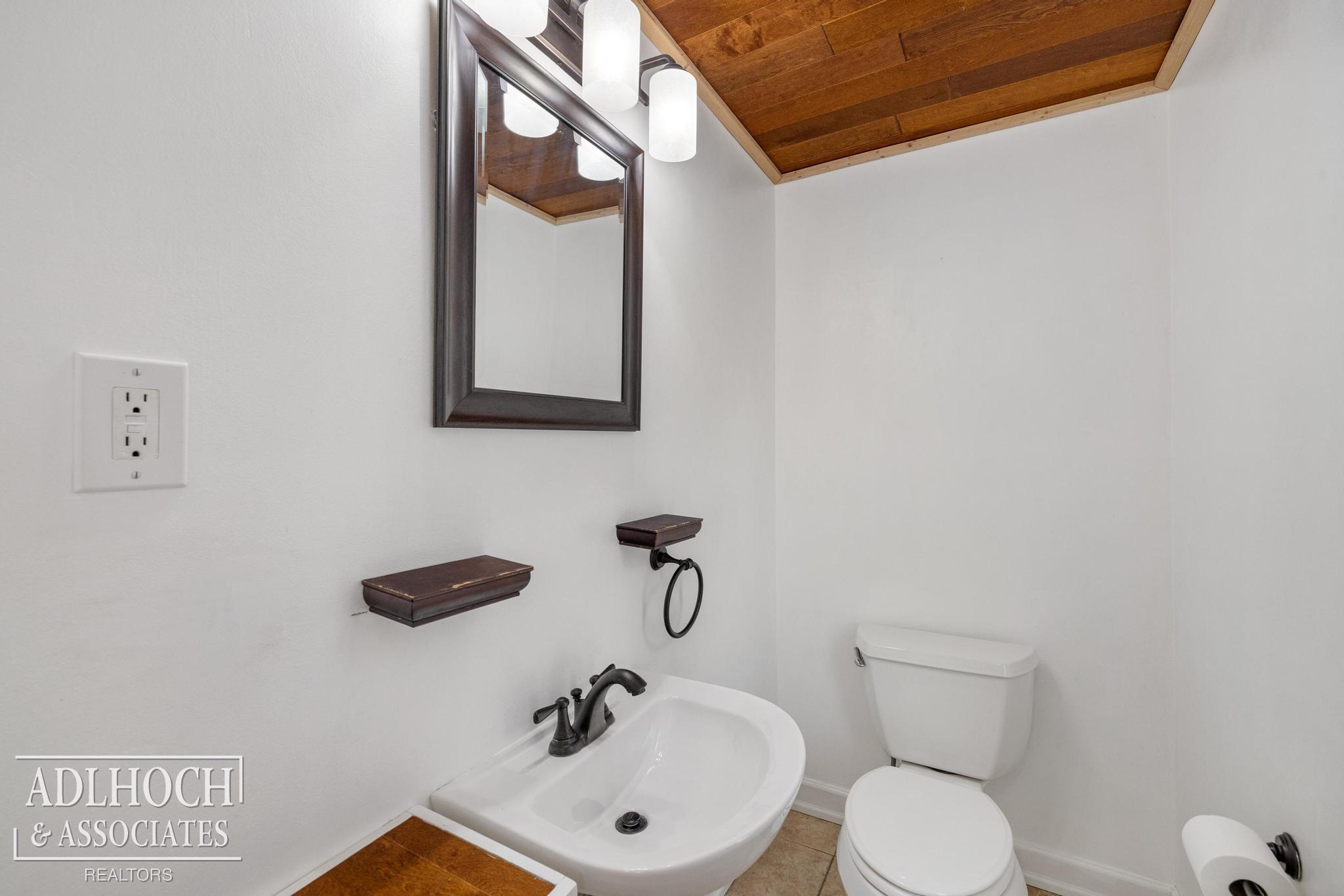 1764 Prestwick Road Grosse Pointe, MI 48236 - Photo 7 of 19 50196266-e630f8c5-4a1c-4fc6-a129-f9415bdcfe3b.JPG