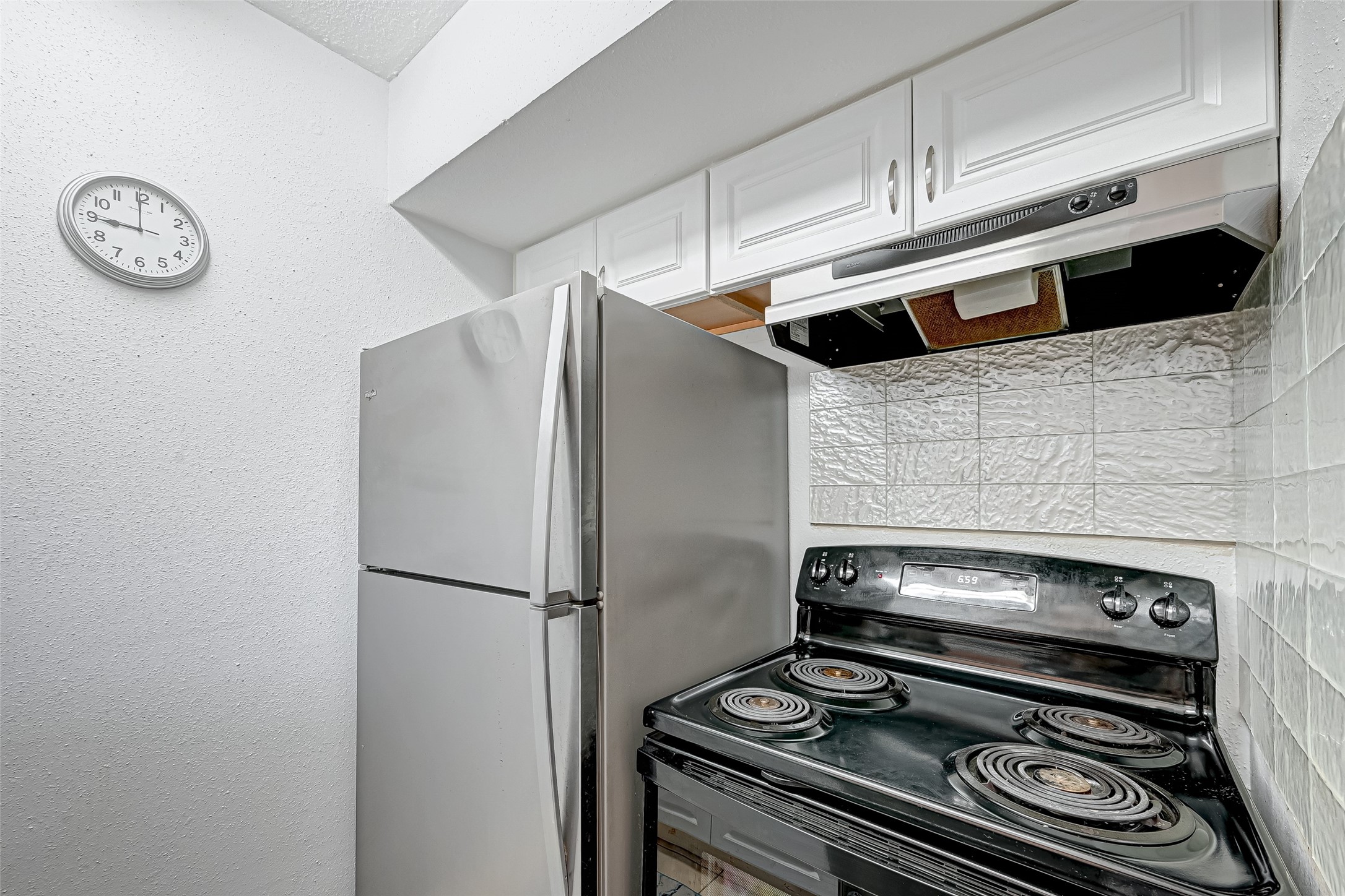 2201 Fountain View Drive, Unit 2 Houston, TX 77057 - Photo 15 of 28 a kitchen with a stove and a refrigerator