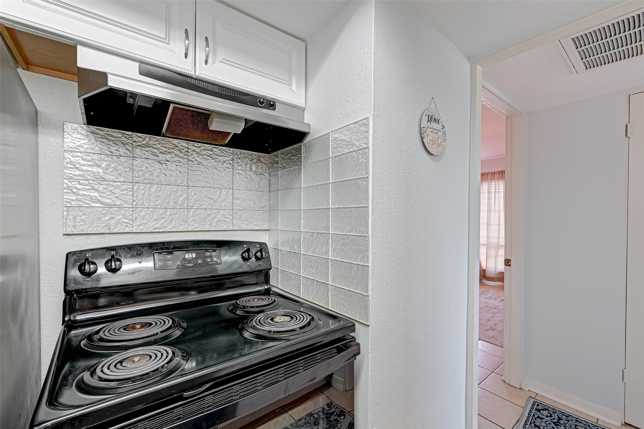2201 Fountain View Drive, Unit 2 Houston, TX 77057 - Photo 17 of 28 a close view of stove top oven