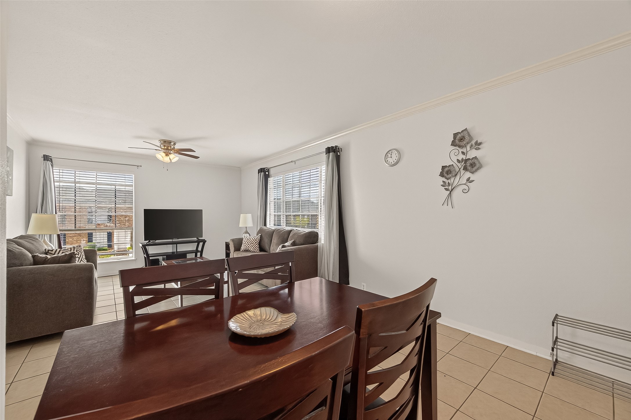 2201 Fountain View Drive, Unit 2 Houston, TX 77057 - Photo 8 of 28 a living room with furniture and a flat screen tv