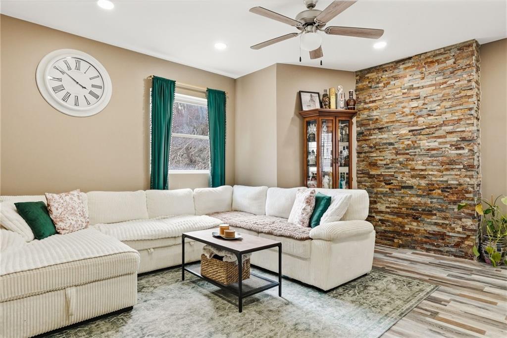 1629 Streets Run Road Pittsburgh, PA 15227 - Photo 4 of 35