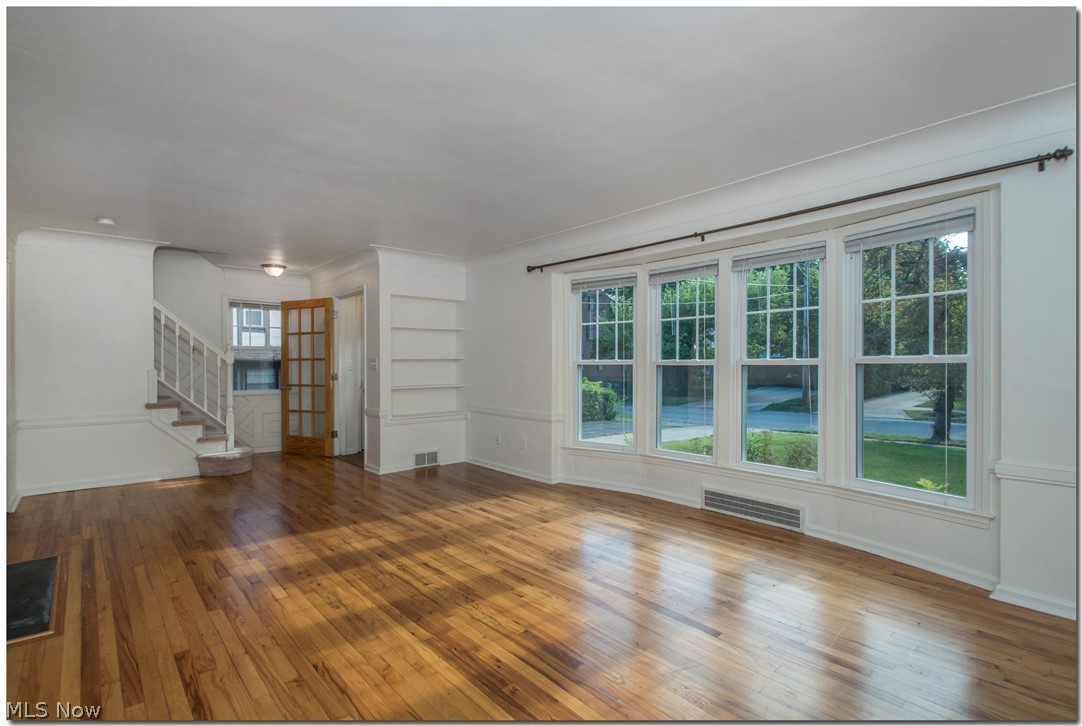 2416 Fenwick Road Cleveland, OH 44118 - Photo 4 of 35