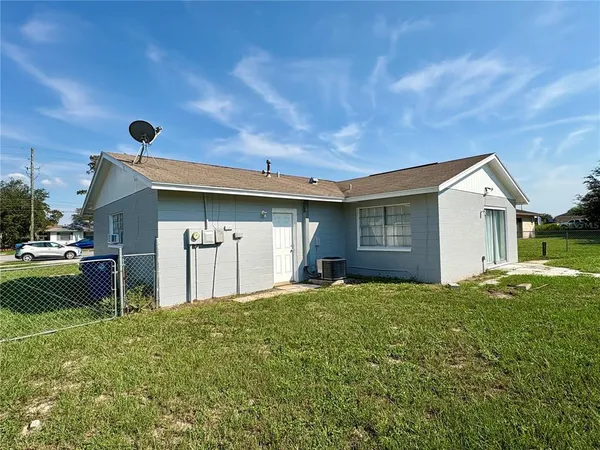 a view of a house with backyard and porch